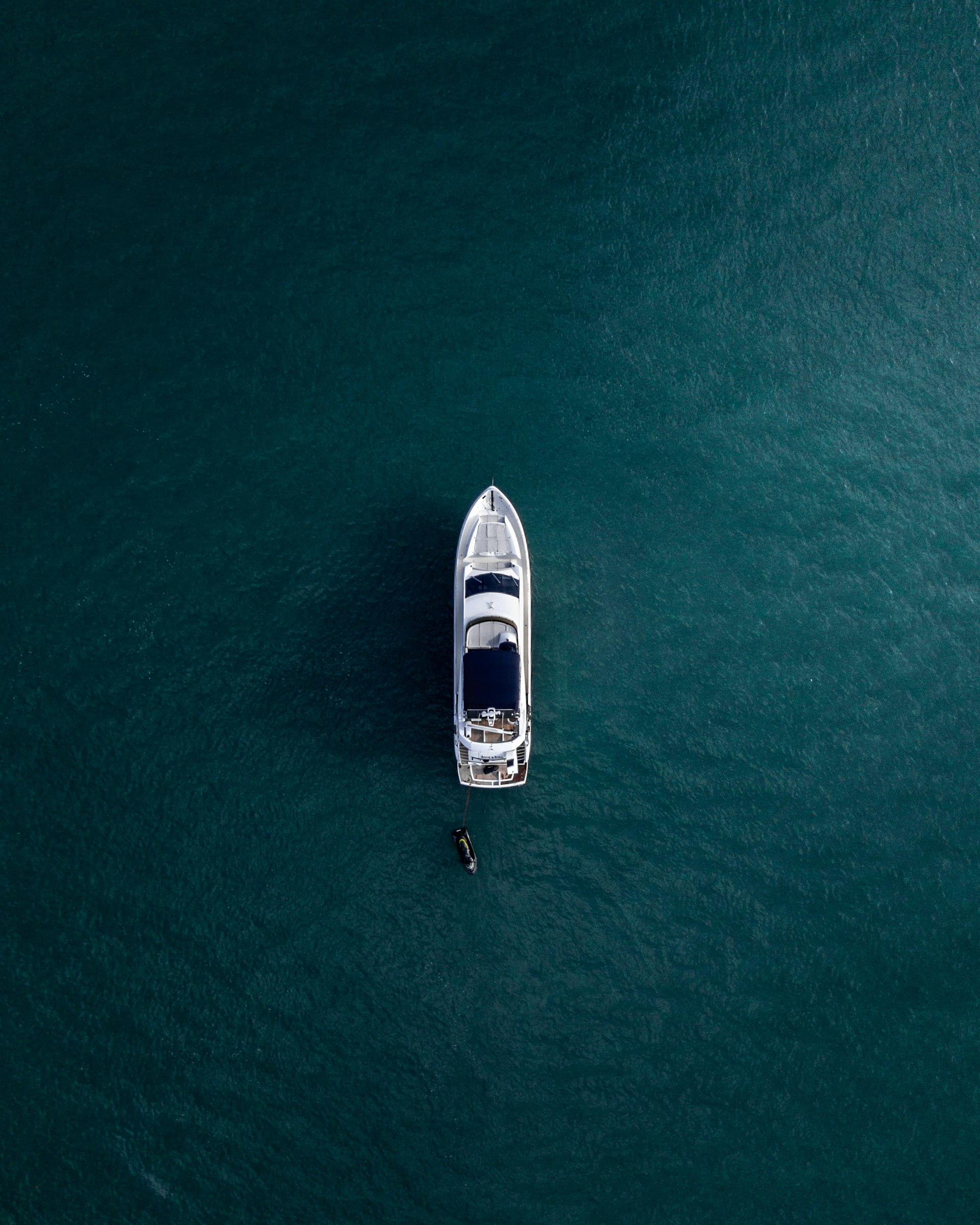 Vista aérea de un yate blanco sobre el mar azul